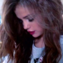 deixa eu te dizer uma coisa quando eu entrei pro fandom da demisinha eu não sabia que ia ter que sofrer até por mudanças constantes de cabelo