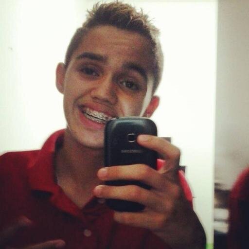 amo futebol, pizza e praia.Não nessa ordem hehe.