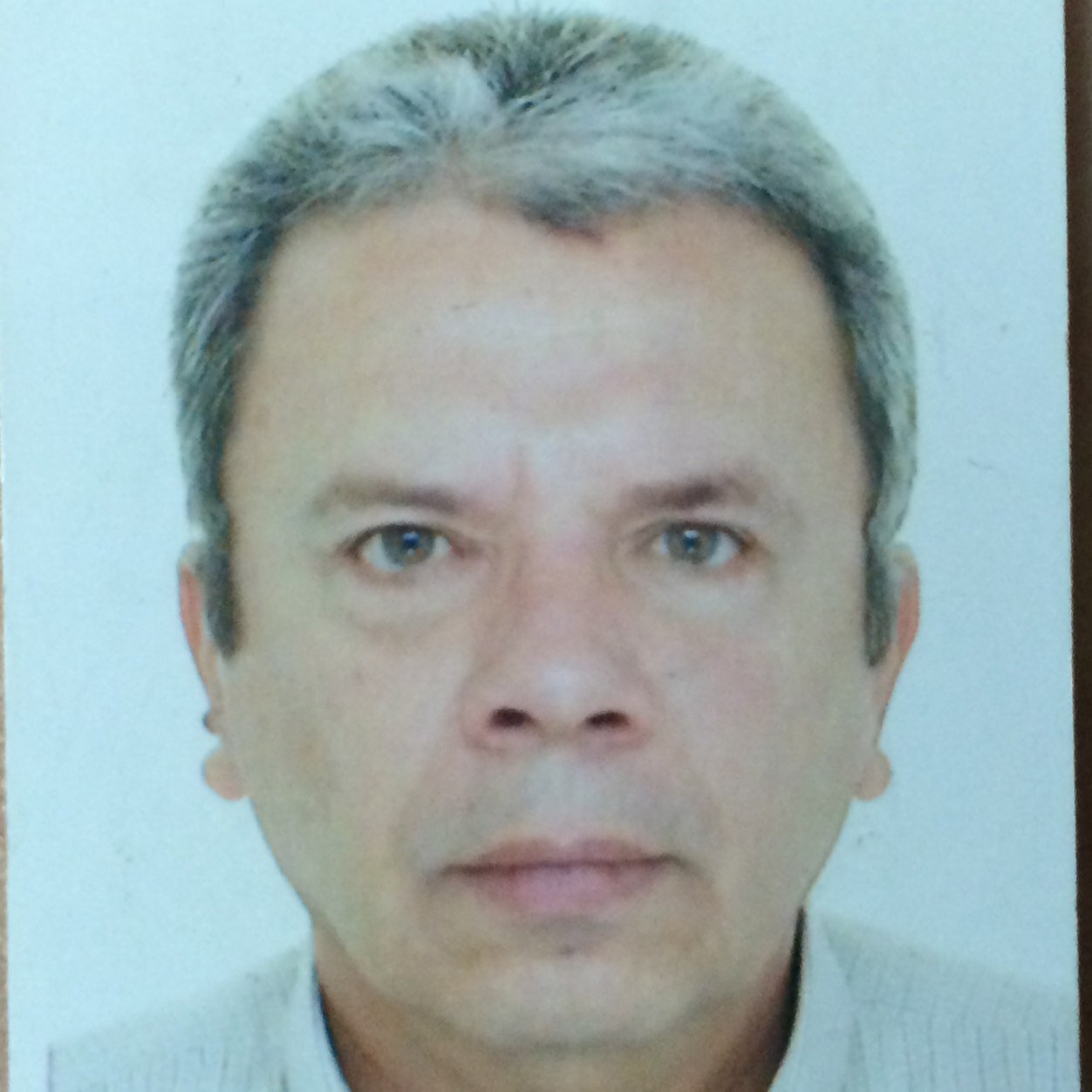 Ingeniero Electrónico(UdeA), Magíster en Ciencias Computacionales(UNAB-ITESM), Especialista en Regulación y Gestión de las Telecomunicaciones y NT(U. Externado)