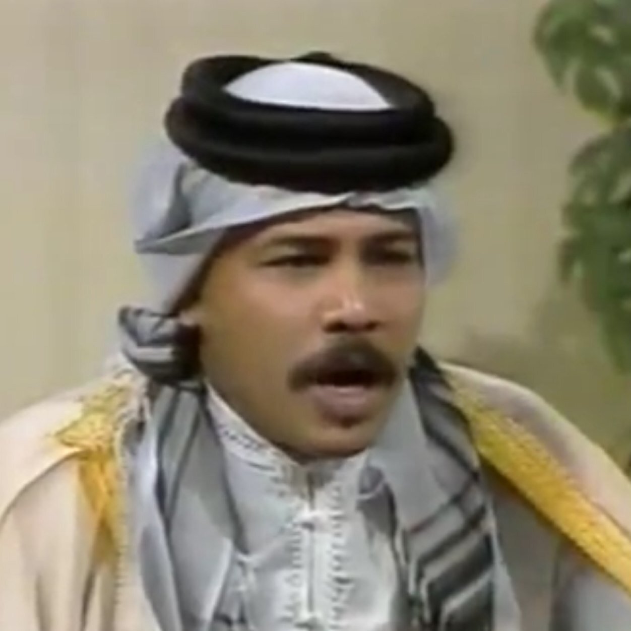 متمرد على الواقع ، ناقد لكل شي ، متشائم ، معروف باسم الساخط ،اهوى السياسة والرياضة