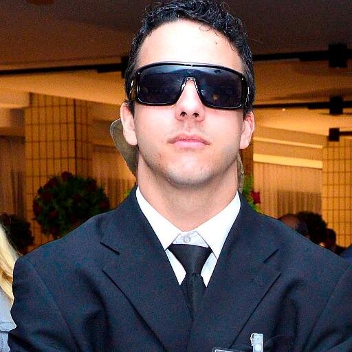 O preço da liberdade é a eterna vigilância. // À pátria tudo se deve, sem nada em troca exigir, nem mesmo a compreensão.