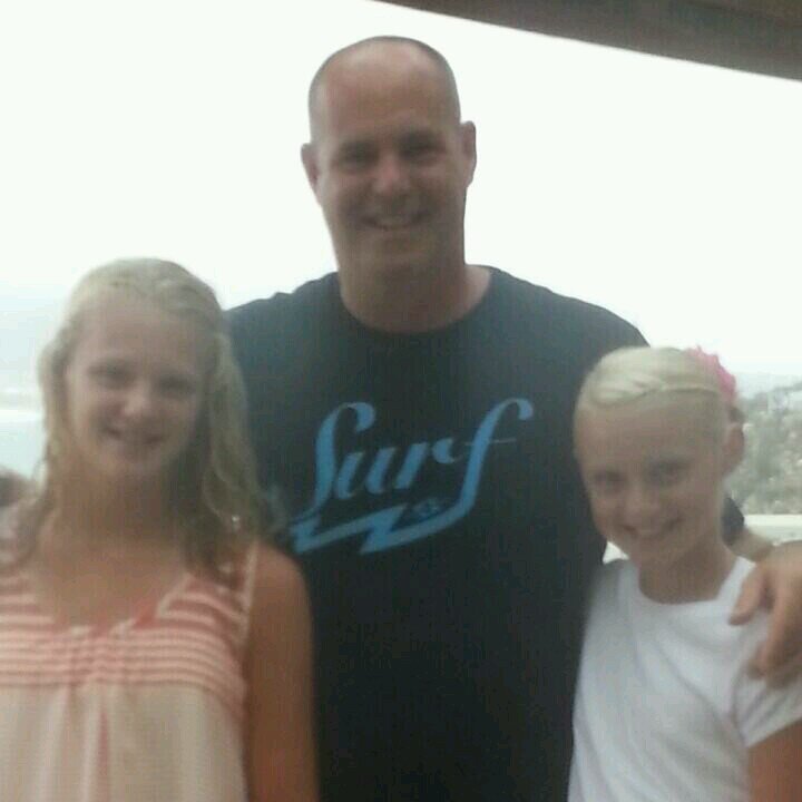 robertoliver27's profile picture. 