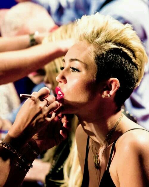 follow our on instagram/www.instagram.com/mileyfansraycy we don't have any other account facebook https://t.co/5Noa8LI4Yz