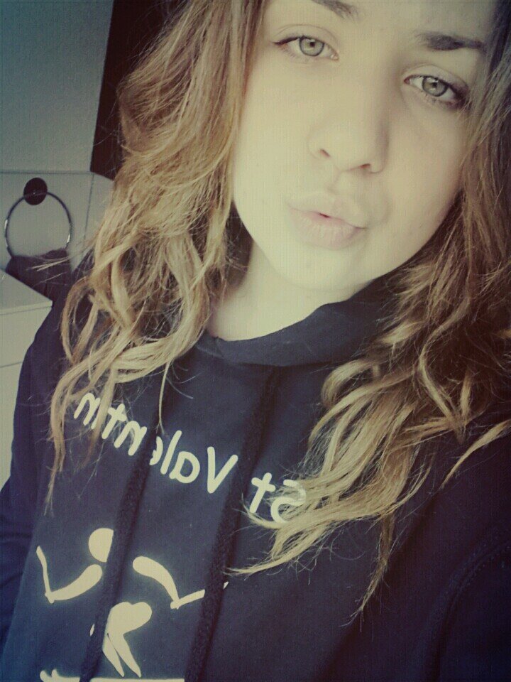 Hi my name is lisa i love singing  :) please follow me i follow back 100%