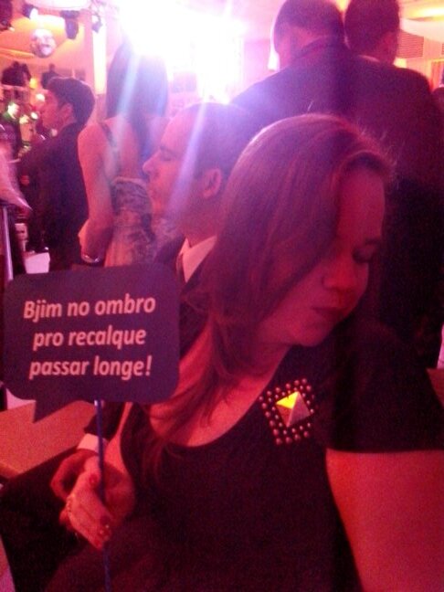 LEGAL, BRINCALHONA, DE BEM COM A VIDA, SEMPRE FELIZ. SOU AMIGA PARA TODAS AS HORAS. E SOU APAIXONADA PELO MEU MARIDO. MINHA FAMÍLIA É MINHA VIDA.