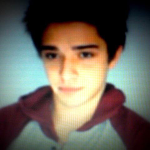 Yo no quiero ser tu idolo No quiero que me ames 
Yo quiero ser tu amigo El que te alegre en esas tardes ♫  Julian Serrano-Un Gran amigo :3