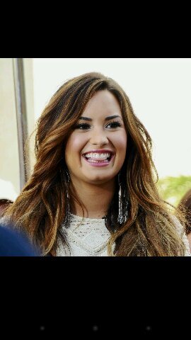 DaniLovato_FHC's profile picture. Piano, guitarra y batería. Lesbiana. Here comes the Sun  .Santana López.