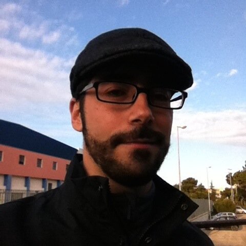 Mi piace andare in moto, leggere, e ascoltare musica specie se vinile.