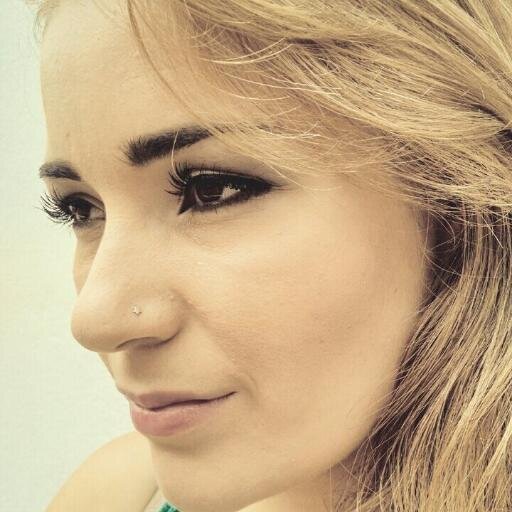 Libriana, maquiadora, detalhista autêntica, intuitiva, olhares e sorrisos me intrigam.