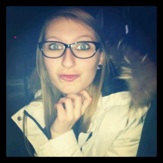 meiiilaniie's profile picture. La vie est trop courte pour la passer à regretter ce qu'on a jamais eu le courage de faire!!