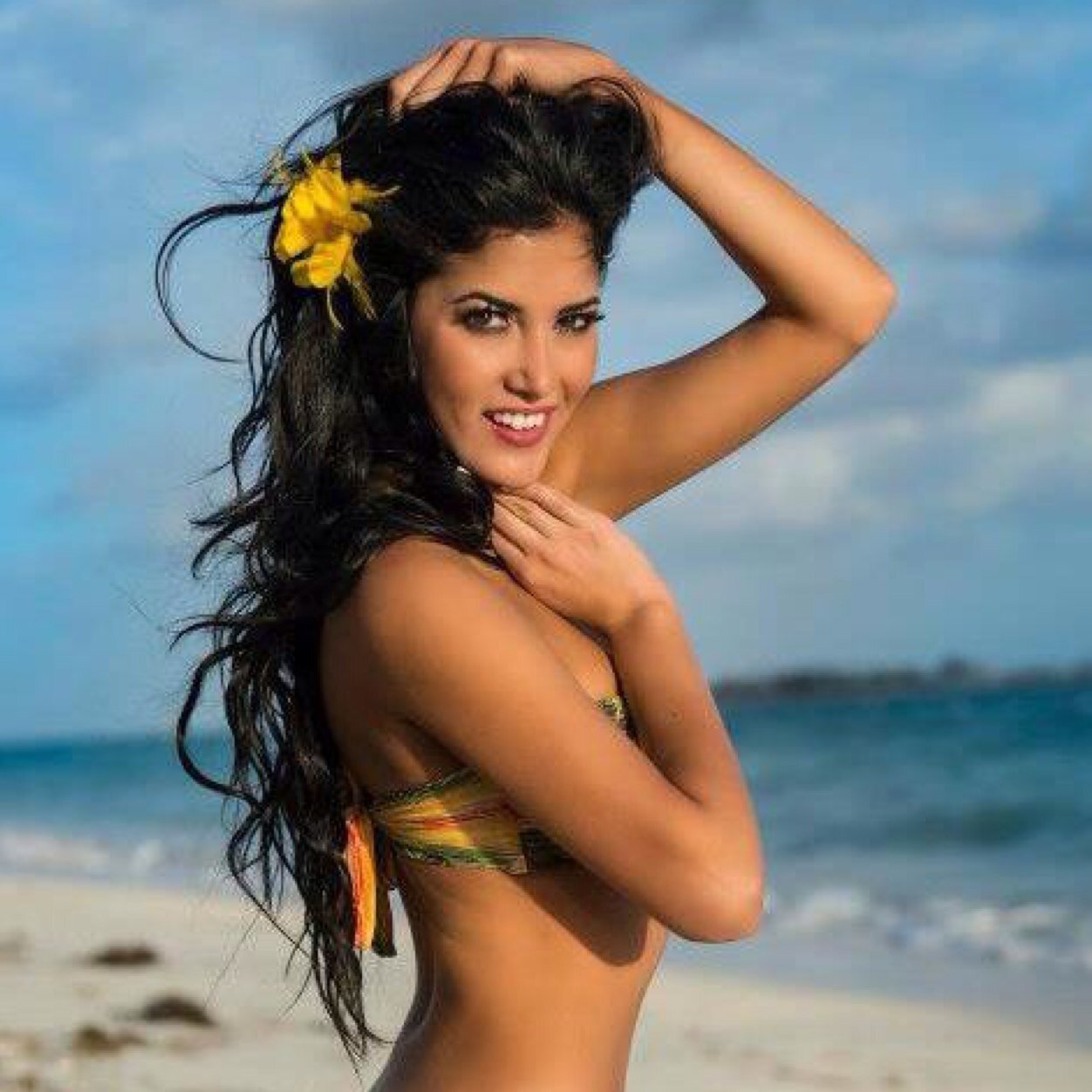 Primera Finalista Miss Peru Universo 2014, Miss Wosmos 2012. Modelo en bienvenida la tarde, frecuencia latina.