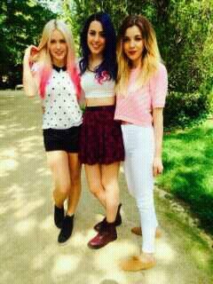 Fan numero 1 de Sweet California escuchandolas desde que nacio el grupo no me canso de oirlas cantar sois geniales. Me encantaria conocerlas algun dia O.K.M 3