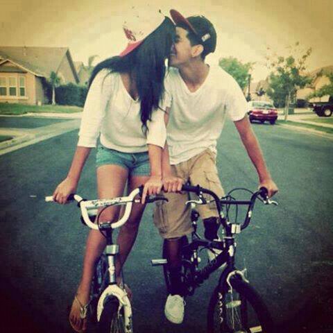 *Amo la musica* :D me gusta dormir, y andar con amigos, Amo COMER! :3 :'3
