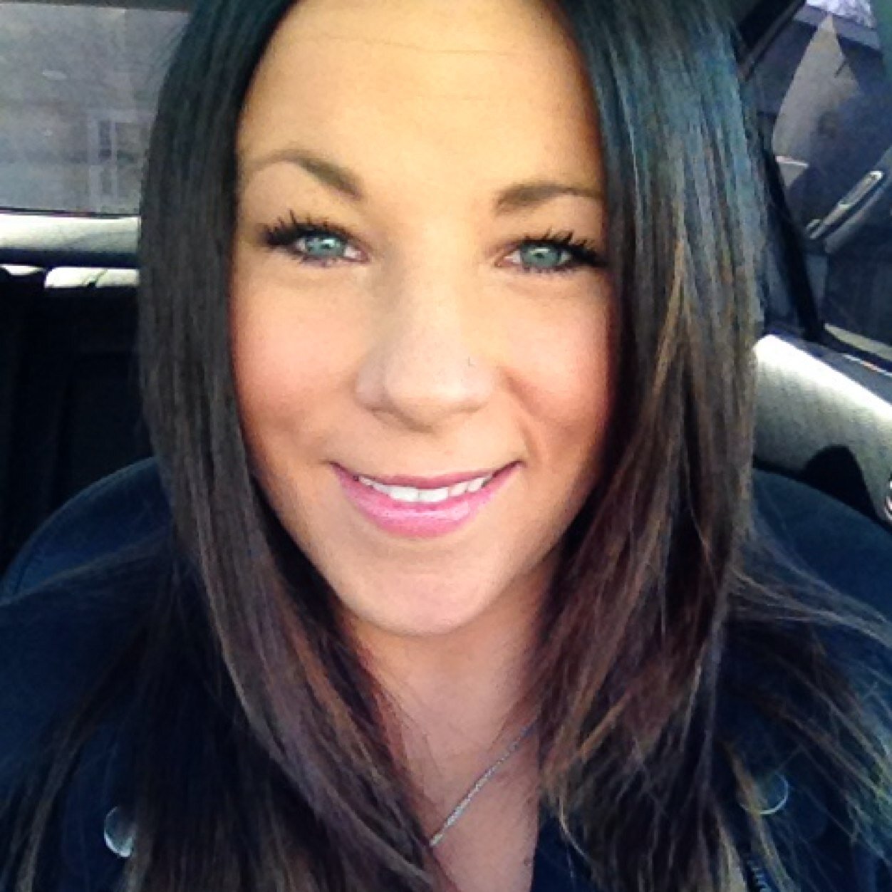 Holistic Lifestyle Coach, Adrenaline junkie, foodie, hugs and laughter heal everything.