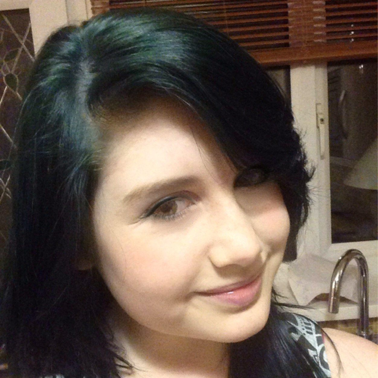im a singer/songwriter a massive fan of musicals! oh and I have green hair check out my latest single 'How we got here' on you tube http://t.co/bqDfLm0mp0