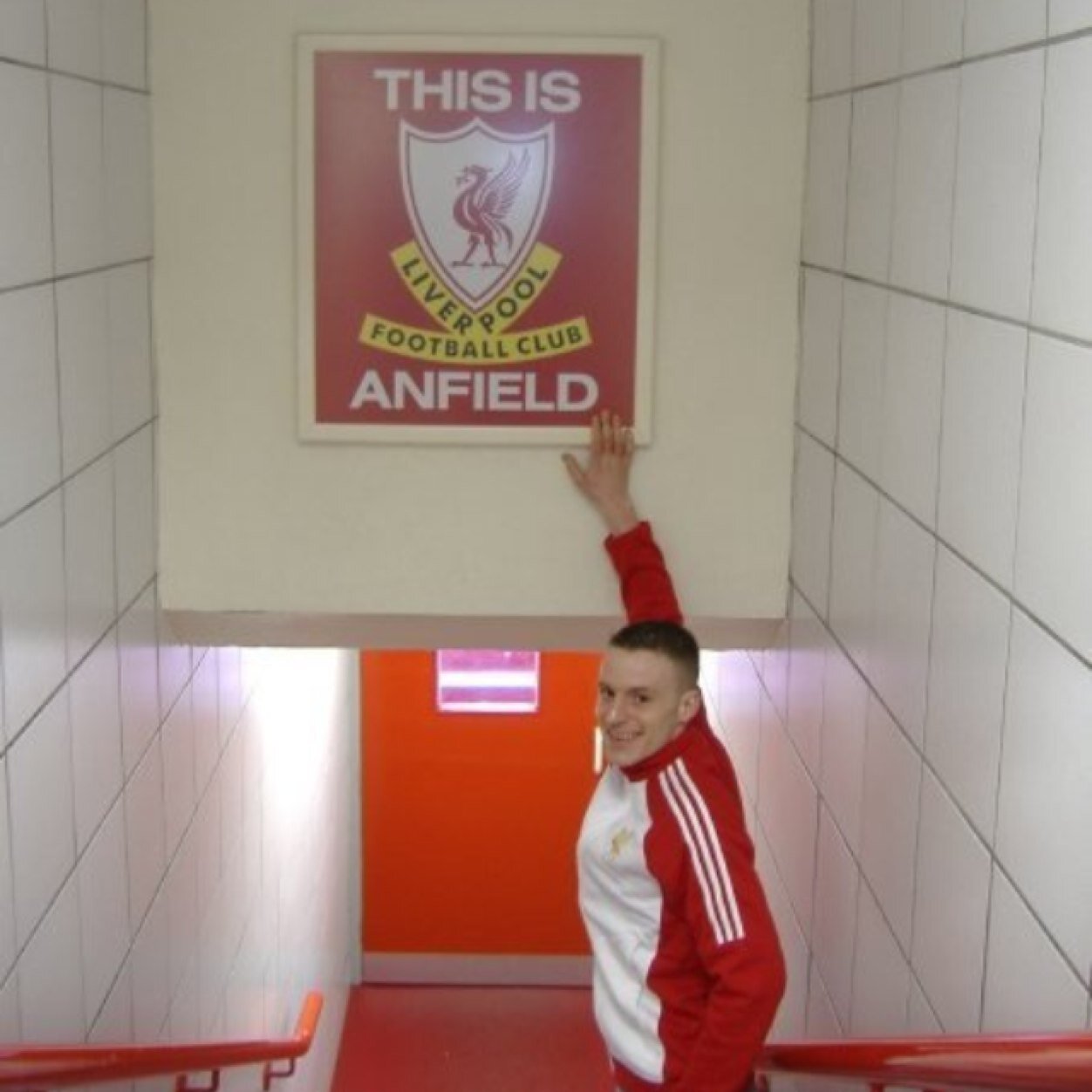 I'm 30ish and am married with 2 daughters. I love liverpool fc and come from scotland 🏴󠁧󠁢󠁳󠁣󠁴󠁿 but born in Saudi Arabia 🇸🇦