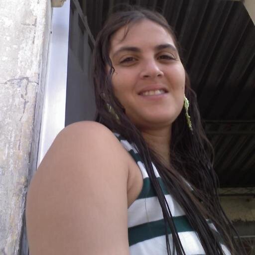 Amo Praia, minha familia, adoro estudar Direito,Tenho 32 anos,tenho uma filha de 11anos ,sou casada, sou fã Giovana Antonelli...