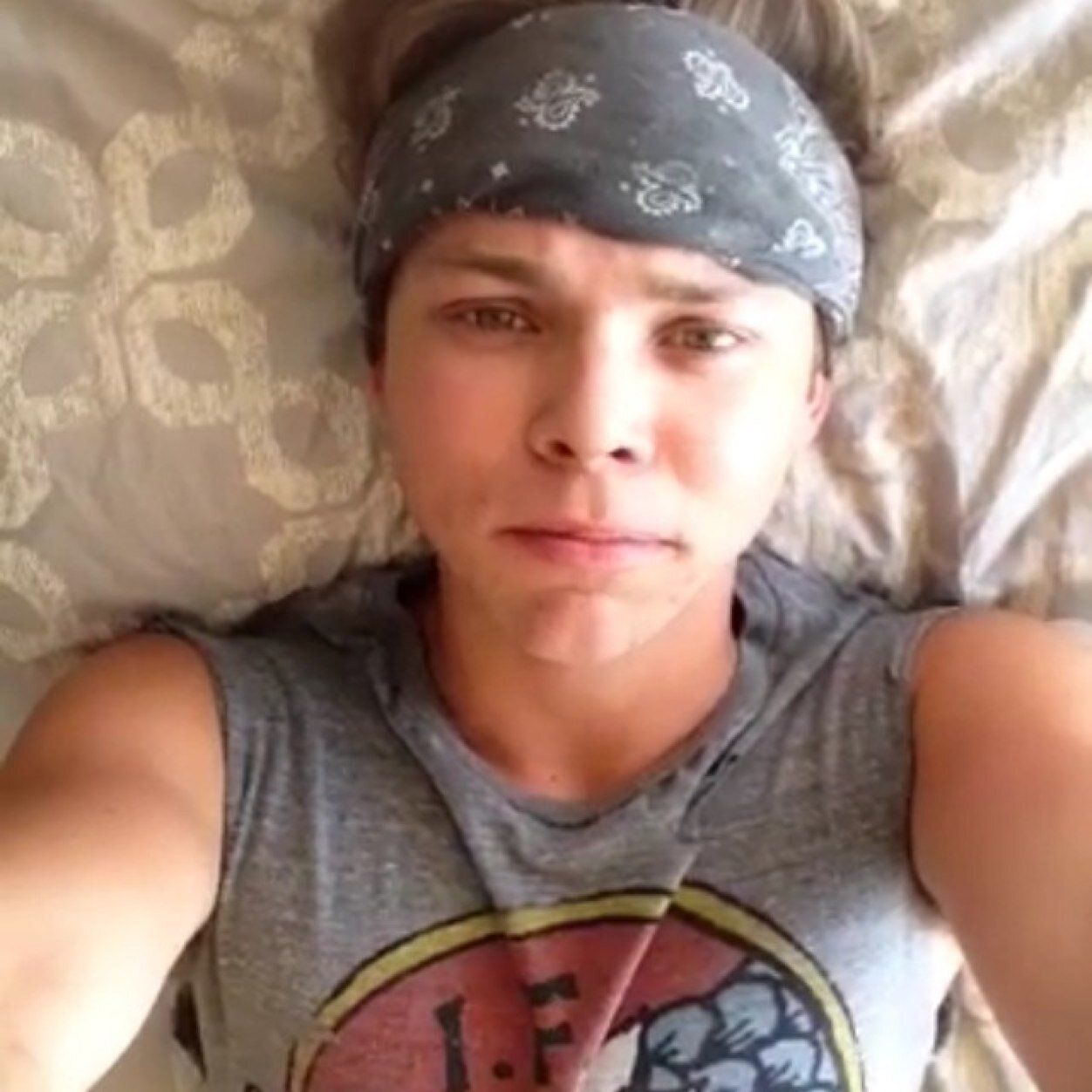 hii babe don't follow this account follow @youirwin instead. ily and ty x stay strong :)