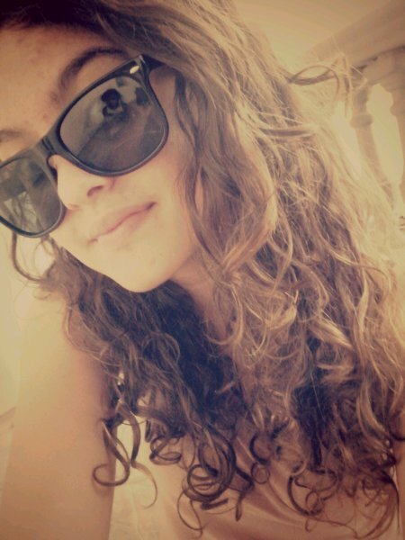 loiira , olhos claros , simpática 14 years só seguindo pra saber o resto.