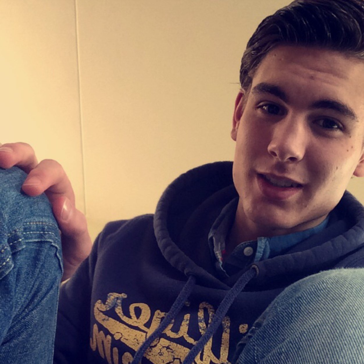Een charismatische en sympathieke jonge man.