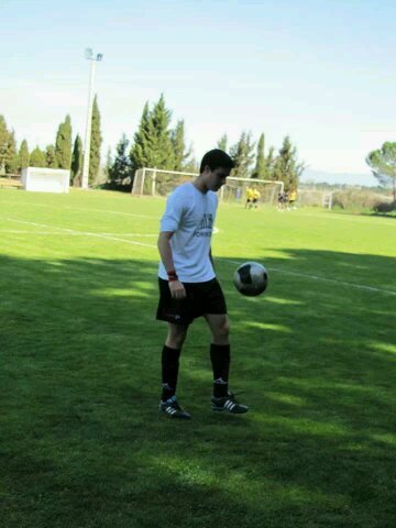 Jugador de futbol, aficionado a los programas de risa, partidario de aprovechar la vida y vivir en el momento