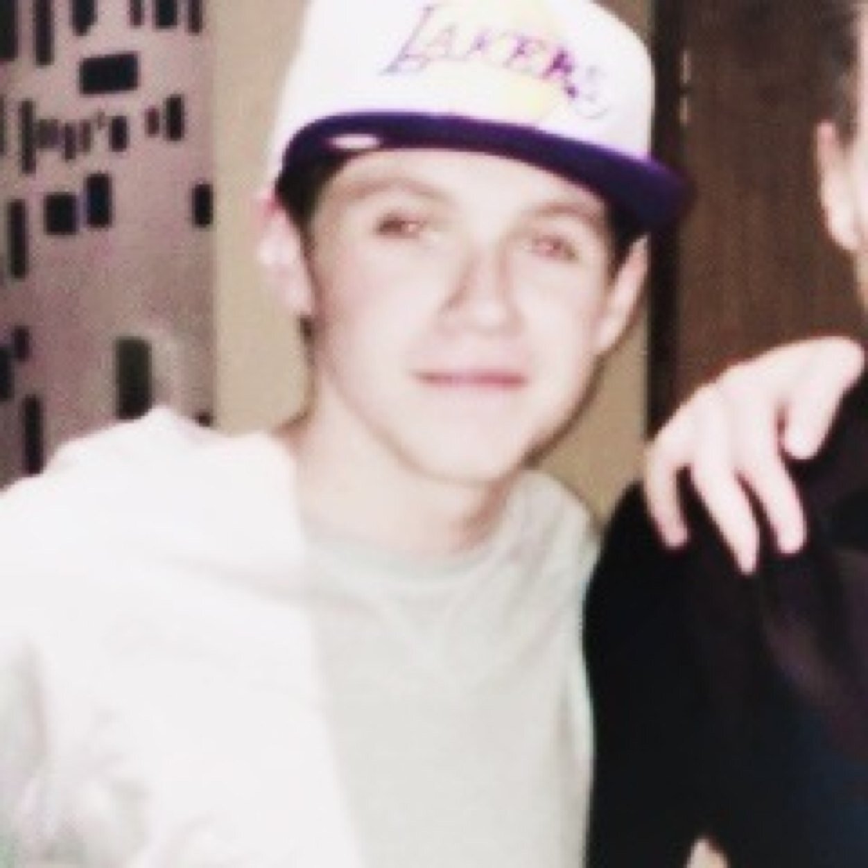 please go follow @pooptartniall :) if you tweet her 'boob fart' she will give you 9 follows :))) thxxxx