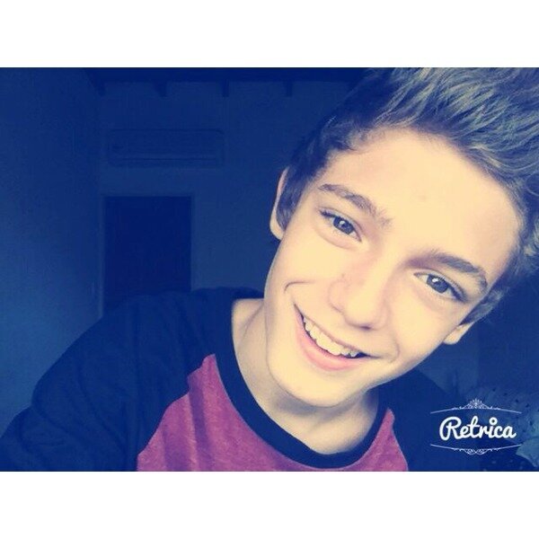 a este chico amo akshkajd
