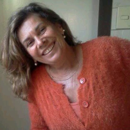 mujer mayor, casada, cuatro hijos, tres de ellos profesionales y uno en 4 medio.