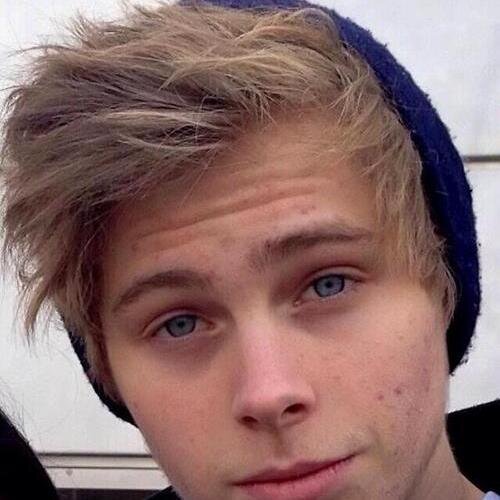 You just got a free follow! follow @azaria_hemmings instead! thanks pal