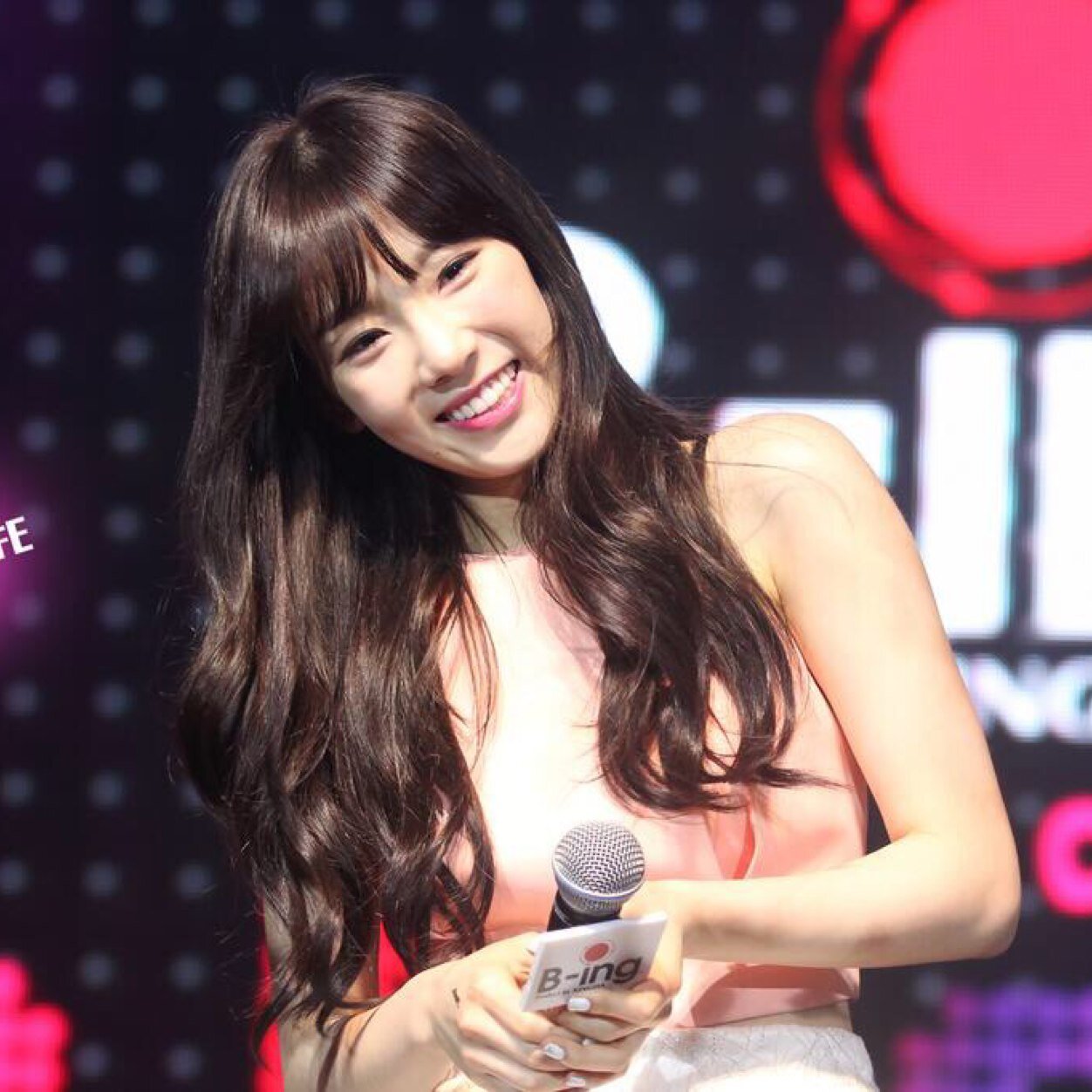 เหม่อมองท้องฟ้าไกล ฉันรู้ว่าเธอมองฉัน อยู่บนนั้น