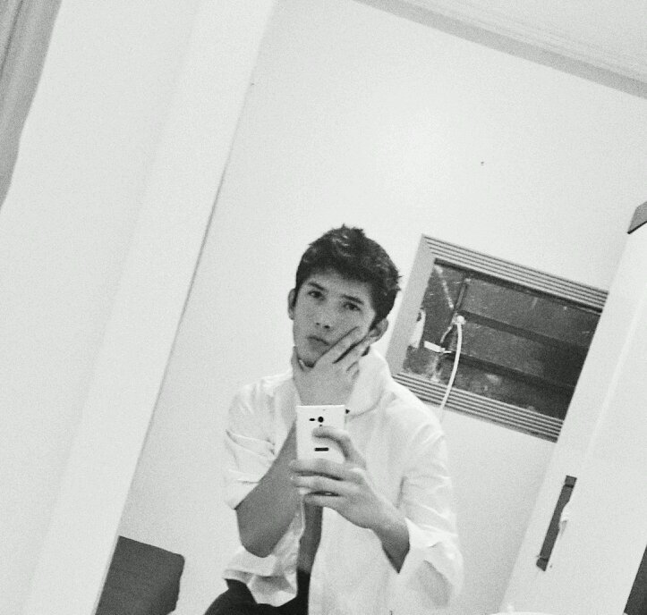 Sou um grande sonhador, um pouco poeta e as vezes pensador.. mas o que gosto mesmo é de música rsrs