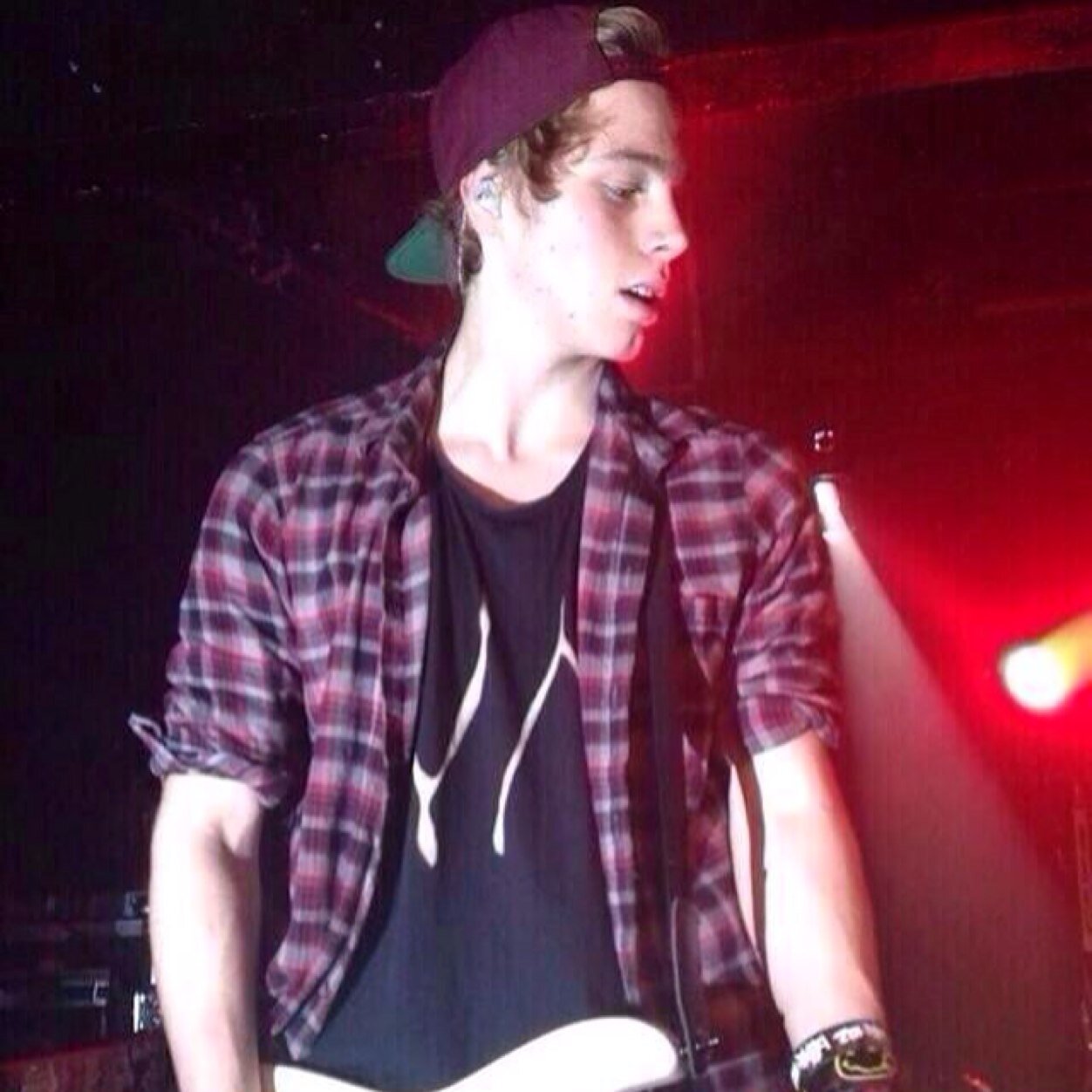pics of Luke in a maroon snapback @niazclouds