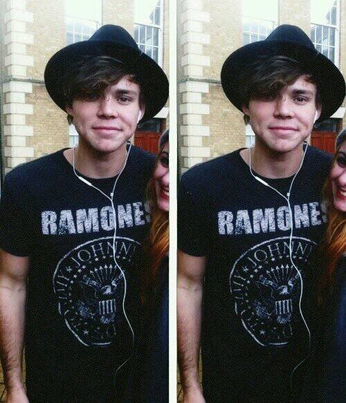 freebcily123's profile picture. FREE FOLLOW FROM @calumsink ♡                       if you like bands PLEASE GO FOLLOW. if youre already following thank youuu XD