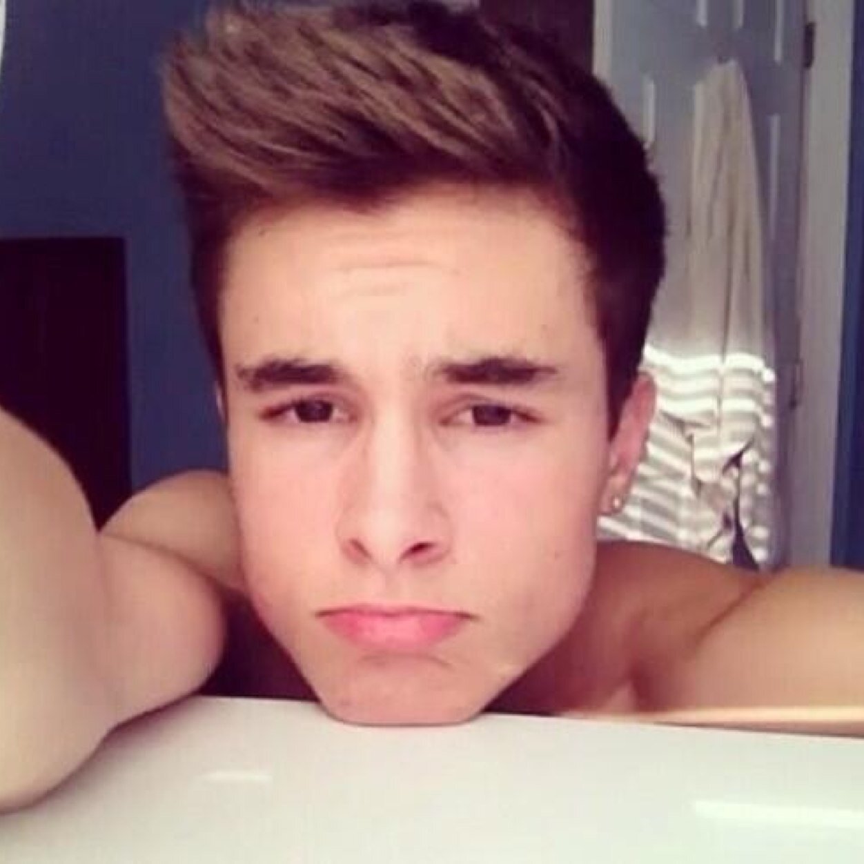 Hey whats up i'm Kian i love food ^_^
