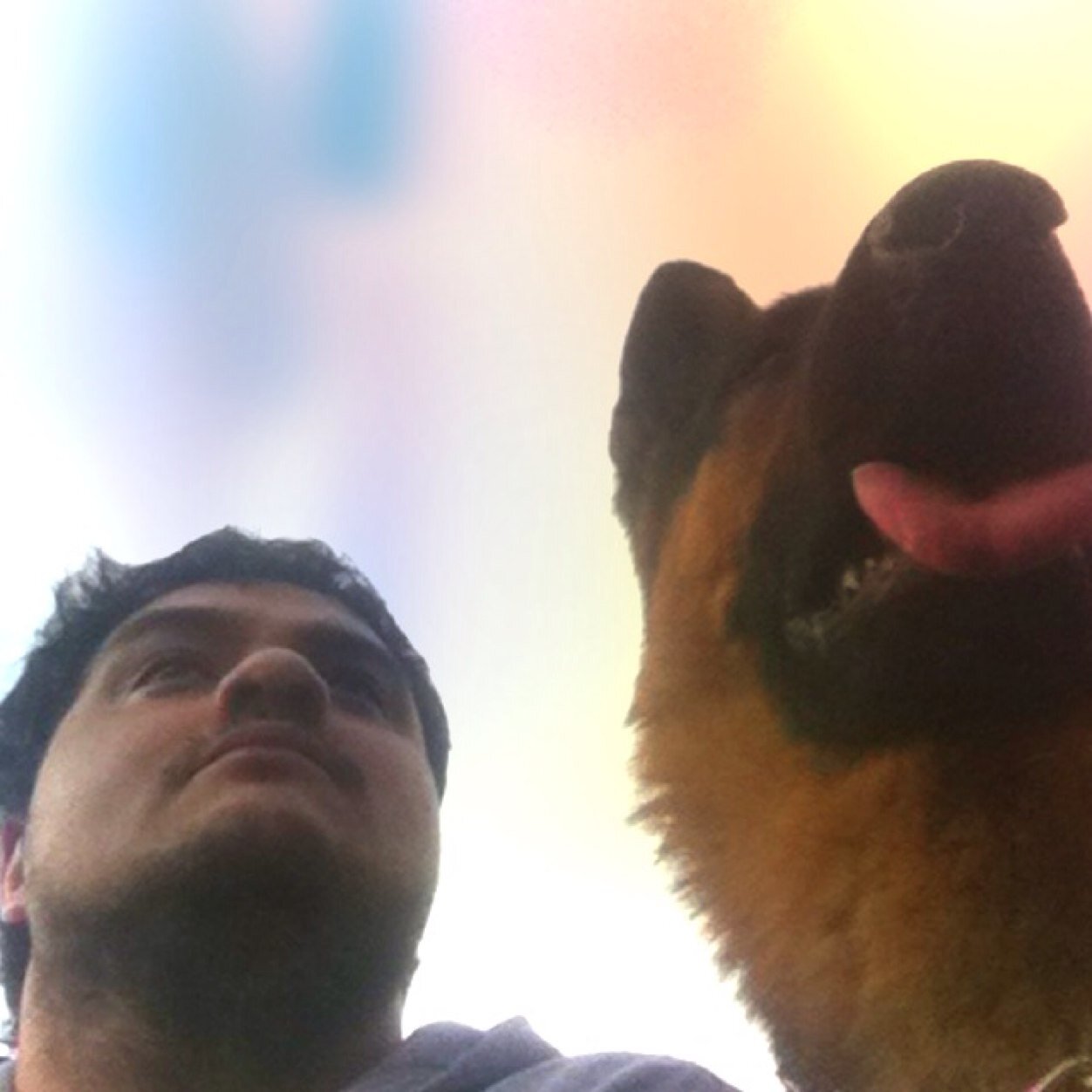 Un amigo, intruso lector alegre carretero relajado agradecido tecnológico hablador melómano cinéfilo, hincha de la U, y enamorado de @_VaniaU