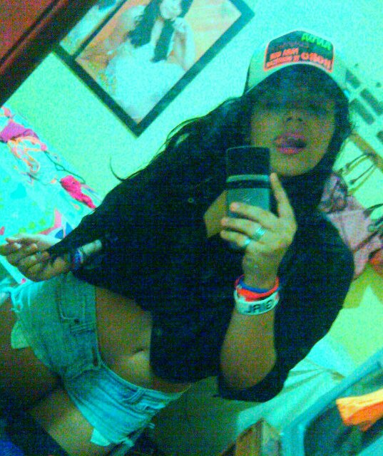 Toy 100% Bendecida Por Dios, Anda Conmigo Bobo Pa'Que Te Conozcan, Pdt: Me Encanta El Rap, La Rama Y Las Gorras Planas.
