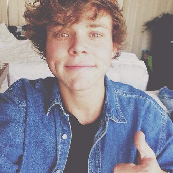 Ew you don't are Ashton Irwin