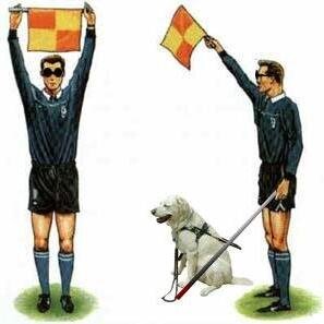 O juiz era muito fraco para apitar um clássico !!!