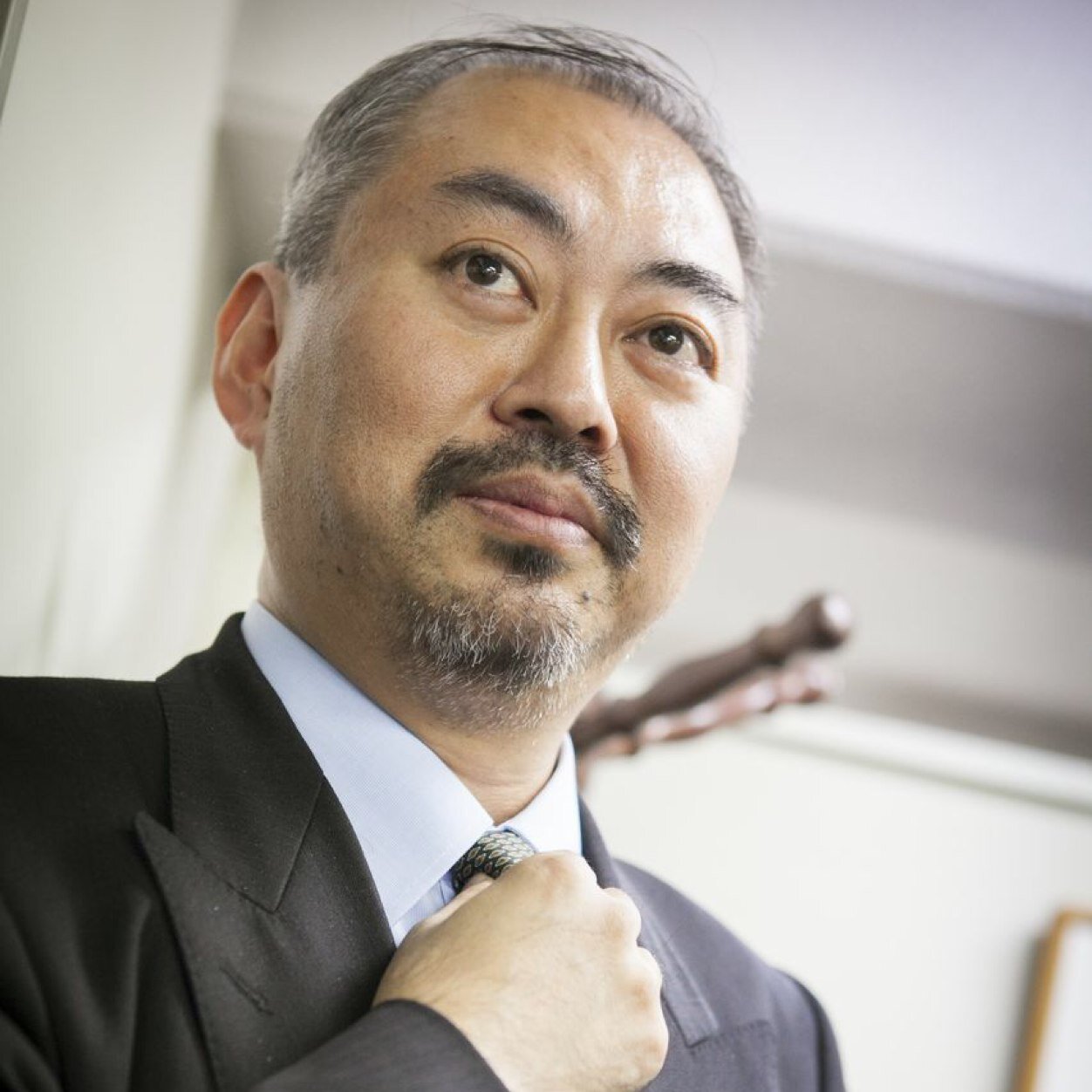 浜松市出身。H11.4弁護士登録。弁護士マジシャンとして、落語家、講談師、クラシック、ジャズミュージシャンと共演多数。フルート、ウクレレ、尺八演奏、オーディオ（蓄音機含む）、手相鑑定、コーヒーのハンドドリップ、猫好き。