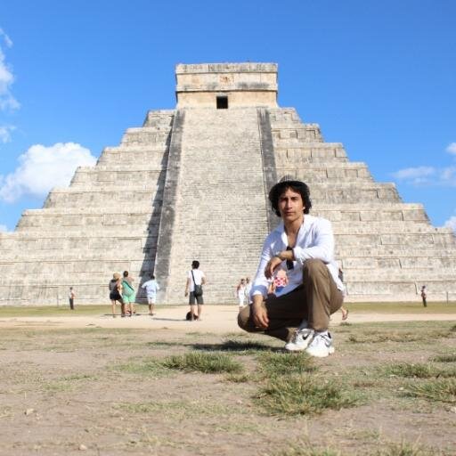 Un simple mortal que ama la vida y trata de ser feliz.