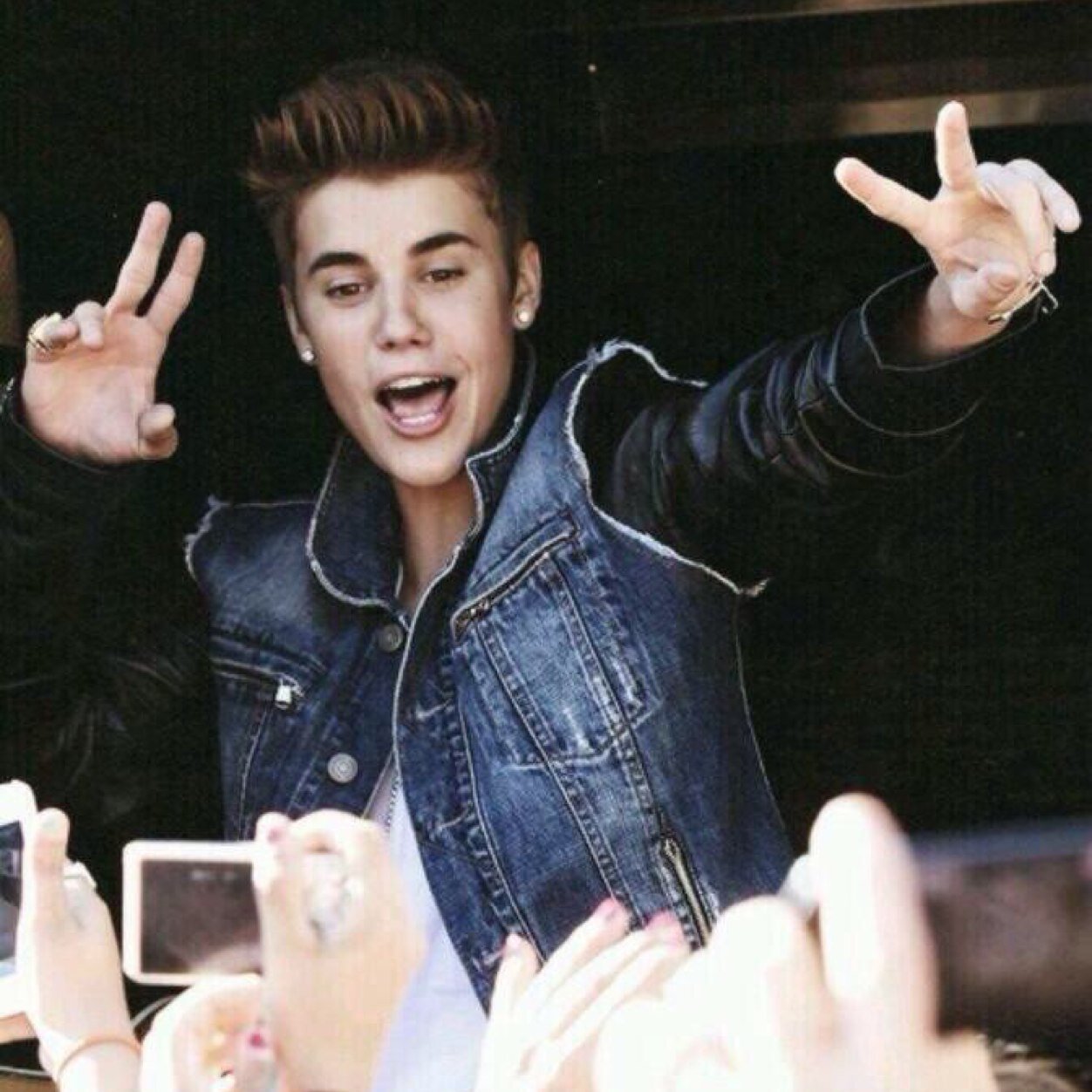 Biebs_Acoustic's profile picture. Spread positivity & Love ♡ #PrayforHumanity