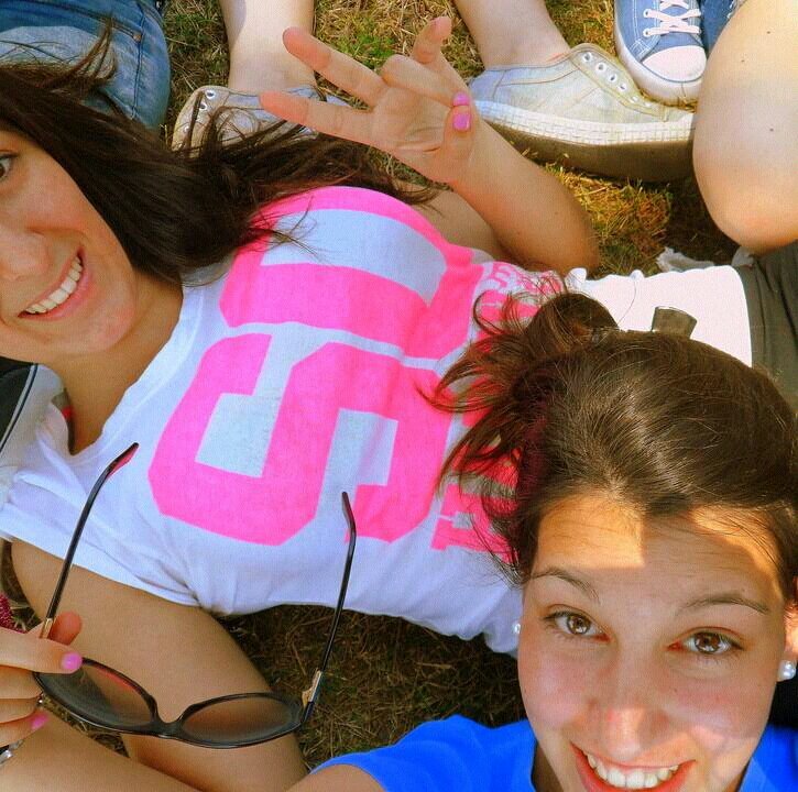 We are just having fun we don't care who sees. Nos quejamos por vicio, y lo queremos todo.