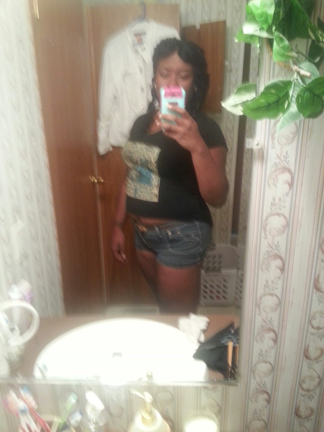 21 years old . Love doing hair . ♥taken by dmj . Upt 3rd Ward  True melph girl