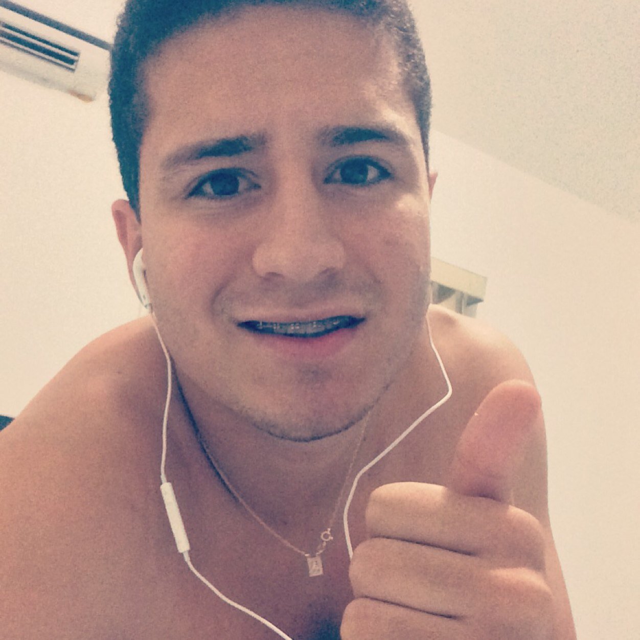 Tenho 20 anos , Signo :Peixes, Se você me Seguir Ganha Um BEIJO ! raaawr ! __________CONTATO : JardelWalter93@Gmail.com