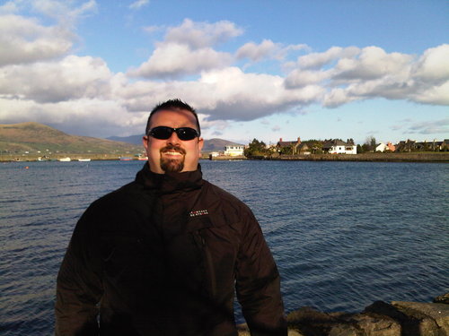 HI there! I am married with four kids, and im currently an internet marketer. follow me for ways to make an online income!