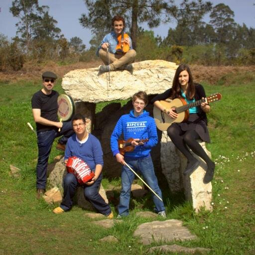 Grupo de Música Celta formado en Avilés, Asturias. Probablemente la banda de Música Celta más joven de Asturias.