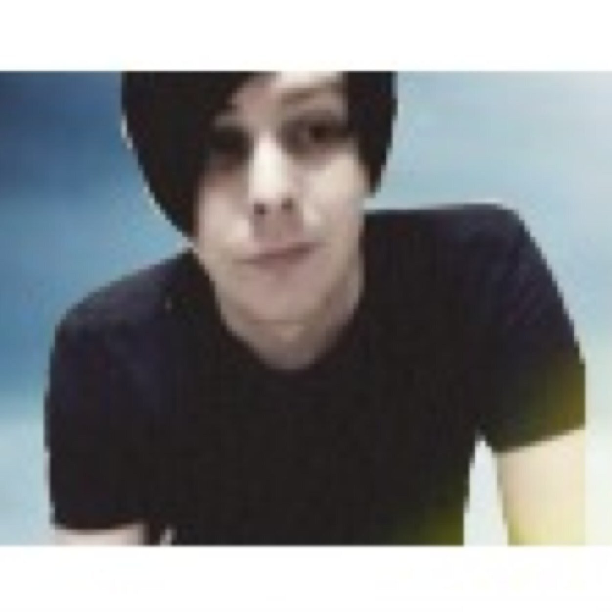 PhanOnMyDuvet's profile picture. Free follow @CharmingNovelli bc im thirsty