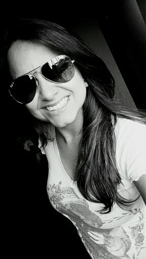 Eu trago em mim apenas um sorriso..
e eu Vivo para ser feliiz e não para ser normal (y)³
beijomeliga ;*