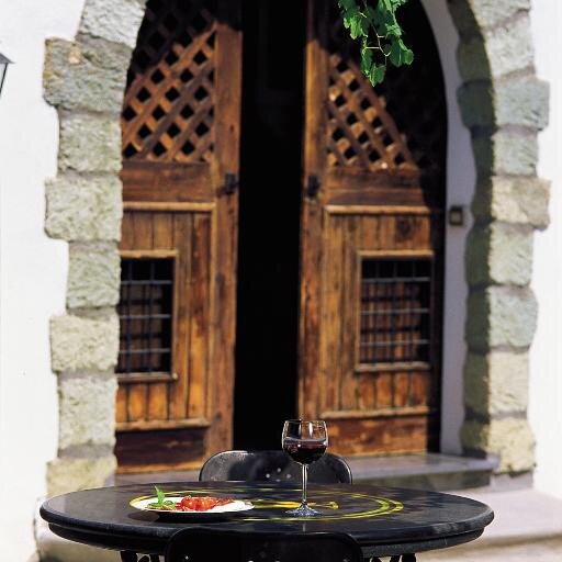 Prelibatezze della Chef abbinate a degustazioni dei vini Cantine Pietratorcia, passeggiate nella vigna, visite in cantina.
