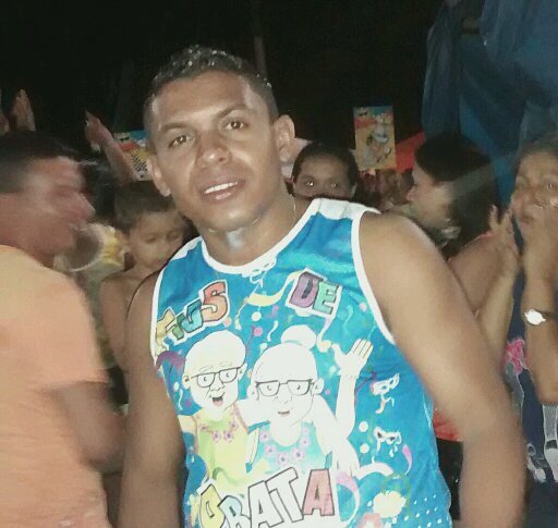 Sou professor!

Existem pessoas em nossas vidas que nos deixam felizes pelo simples fato de terem cruzado o nosso caminho.